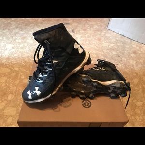 Youth football cleats
